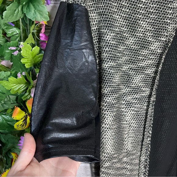 ¥💙2/$40💙Lady Dutch High Society Quarter Sleeve Detailed Top Size Small - Picture 15 of 16